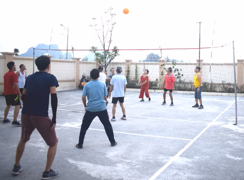 Chơi bóng chuyền hơi ở Nhà văn hóa khu phố cao Sơn 3, phường Cẩm Sơn (Cẩm Phả)