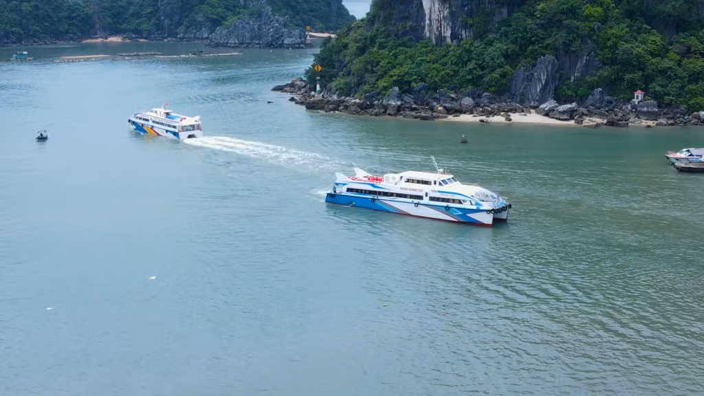 Tàu cao tốc chở khách từ cảng Cái Rồng (huyện Vân Đồn) đi các tuyến đảo.