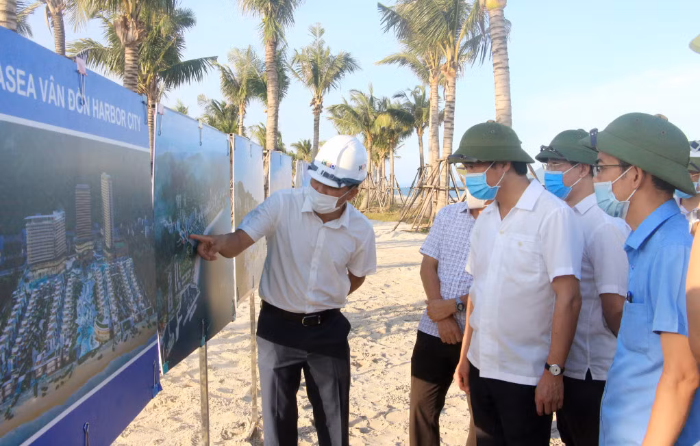  Chủ tịch UBND tỉnh Nguyễn Tường Văn kiểm tra tiến độ triển khai một số dự án tại huyện Vân Đồn, ngày 11/7. Ảnh: Mạnh Trường 