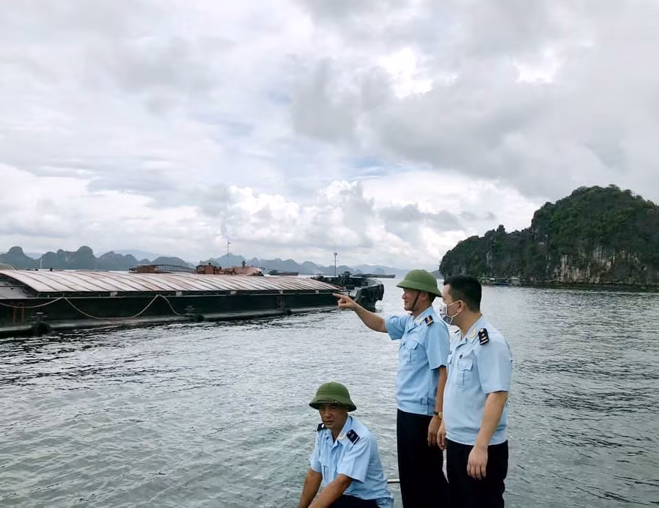 Cán bộ Chi cục Hải quan Cửa khẩu Cảng Cẩm Phả kiểm tra hoạt động XNK than, clinker tại khu vực Hòn Nét - Con Ong.