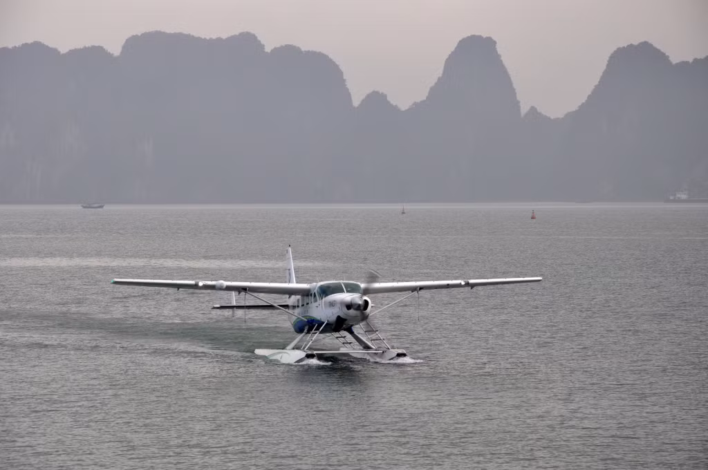 Thuỷ phi cơ có thể cất, hạ cánh trên mặt nước Vịnh Hạ Long.