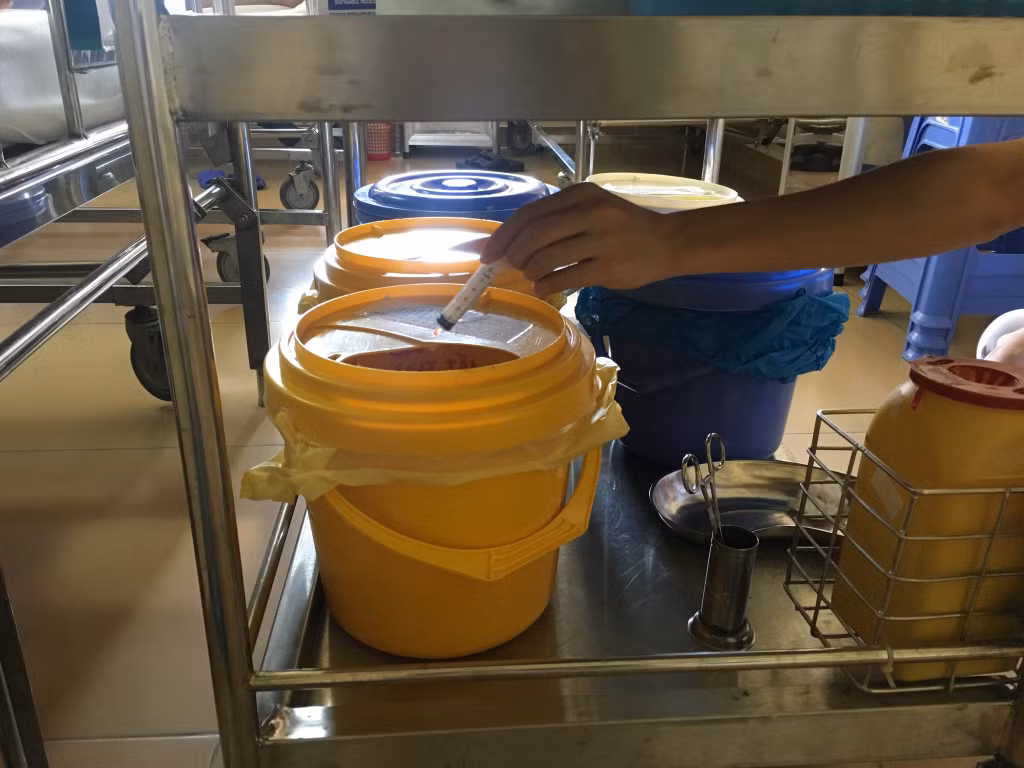 Rác thải nhựa được phân loại ngay sau khi sử dụng xong cho bệnh nhân.