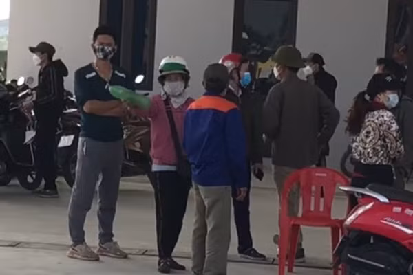 Người dân toá hoả khi mua xăng nhưng lại được đổ nước lã ở Hải Dương
