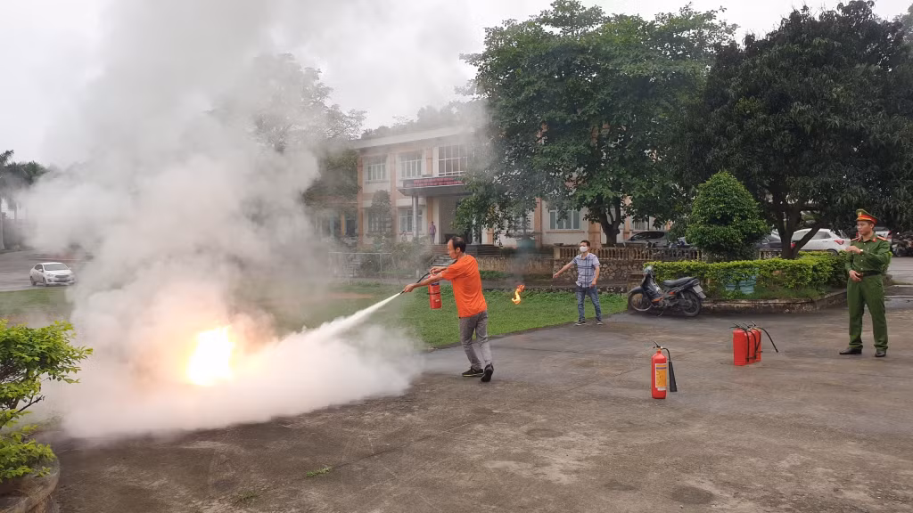 Huấn luyện nghiệp vụ PCCC, đảm bảo an toàn cháy nổ tại Công ty công nghiệp hóa chất mỏ Việt Bắc Micco. Ảnh: Khánh Đan