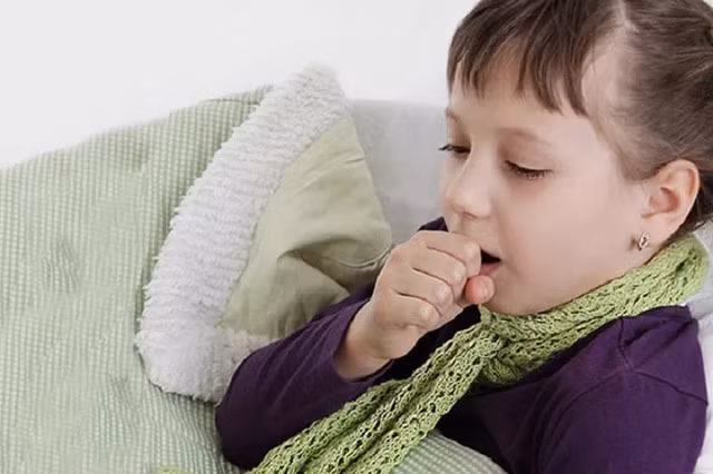 Khi trẻ bị ho cần hết sức cẩn thận khi sử dụng thuốc ho cho trẻ.