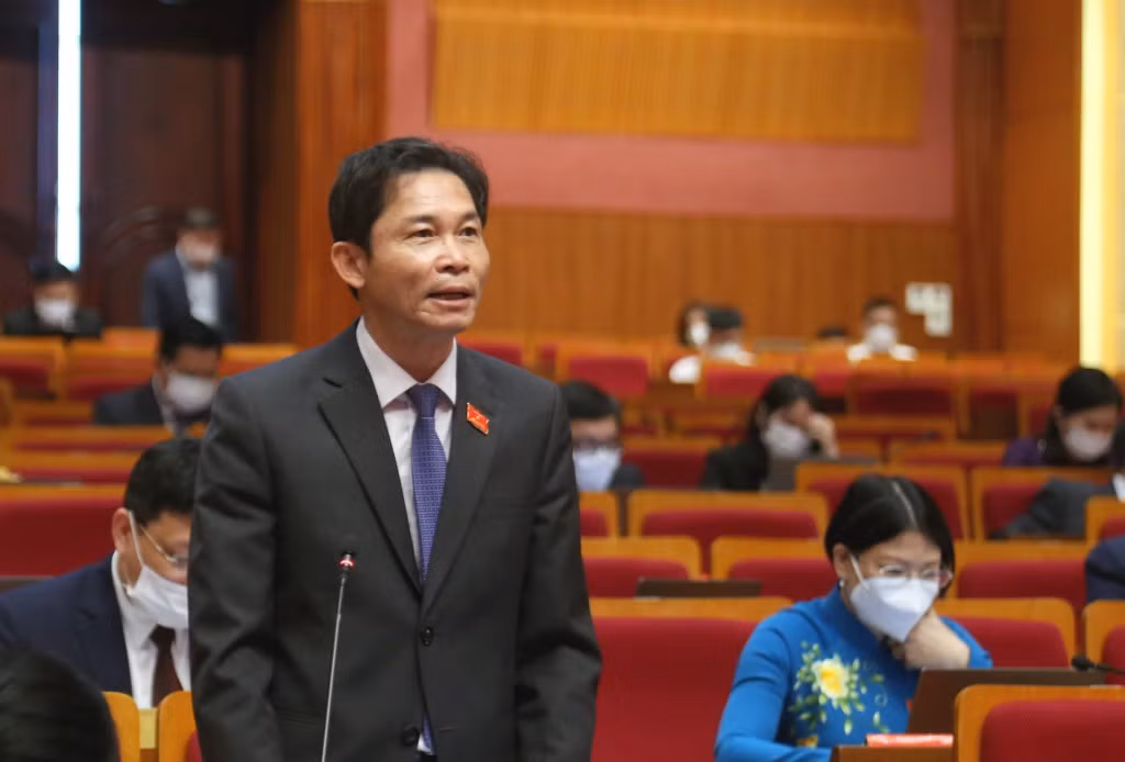 Đại biểu Hồ Văn Vịnh, Tổ đại biểu Uông Bí - Đông Triều tham gia ý kiến về nội dung phân bổ nguồn vốn cho lĩnh vực khoa học công nghệ.