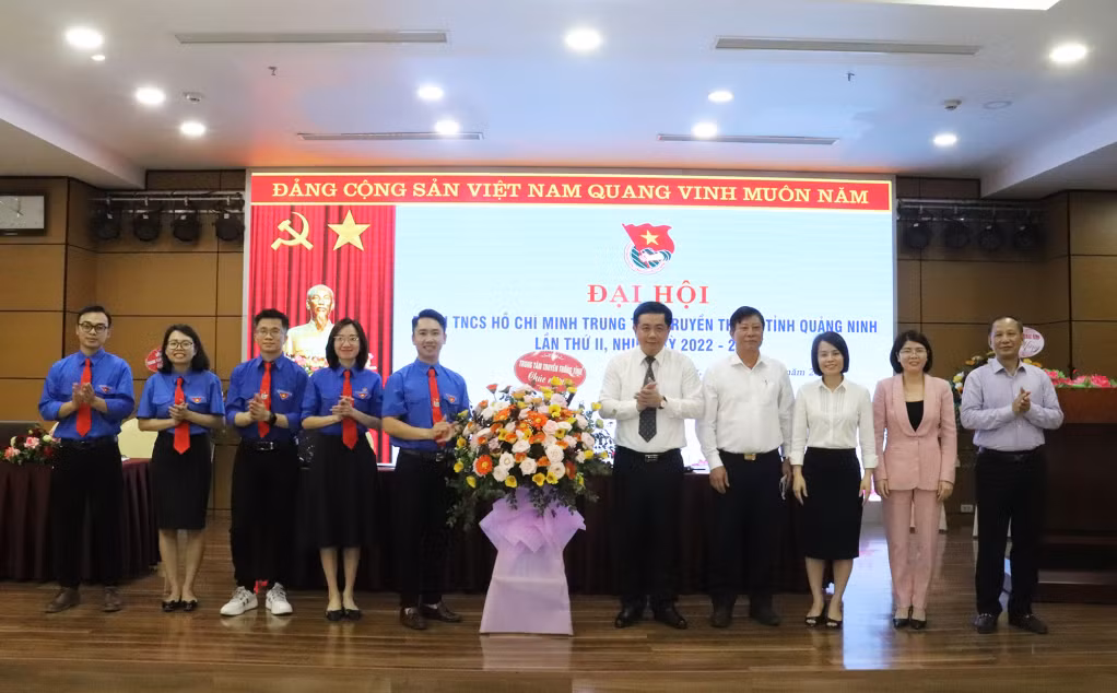 Các đồng chí lãnh đạo Trung tâm Truyền thông tỉnh tặng hoa chúc mừng đại hội.