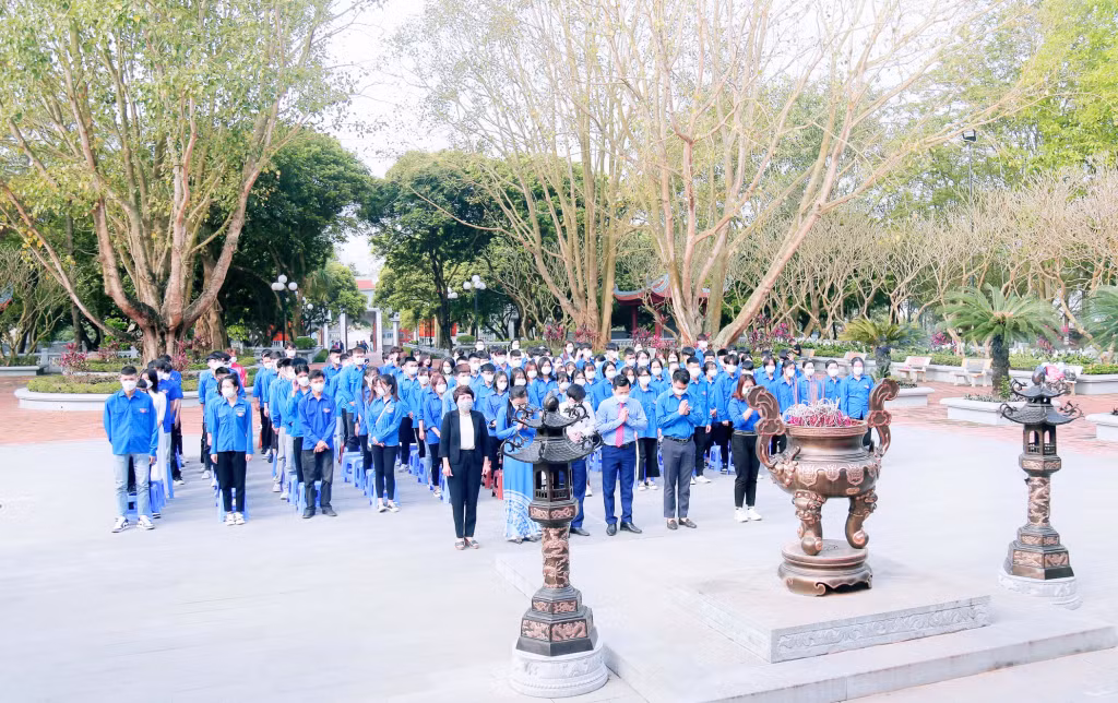 Trung tâm giáo dục nghề nghiệp và giáo dục thường xuyên TX Đông Triều tổ chức lễ công bố quyết định chuẩn y kết nạp, trao huy hiệu Đoàn và sổ Đoàn viên cho 91 học sinh tại đền An Sinh. 
