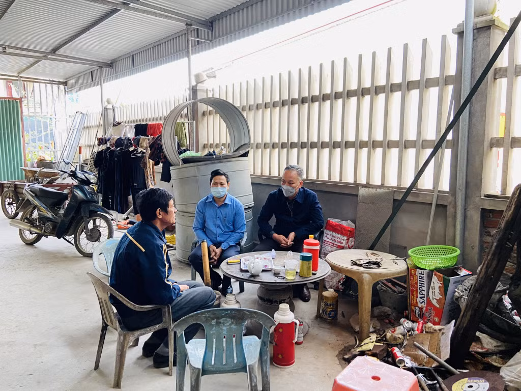 Lãnh đạo Trung tâm Phát triển quỹ đất và xã Bình Dương, TX Đông Triều trao đổi với người dân trong diện đền bù để kịp thời tháo gỡ những băn khoăn, vướng mắc.