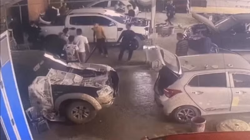 Hành vi của nhóm côn đồ được Camera an ninh gara ô tô ghi lại