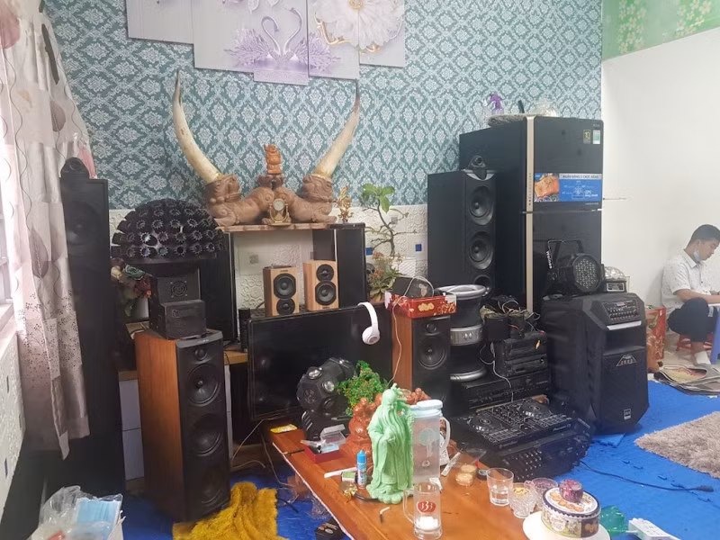 Bộ loa, đài Nguyễn Xuân Quý sử dụng để bay, lắc trong bệnh viện.