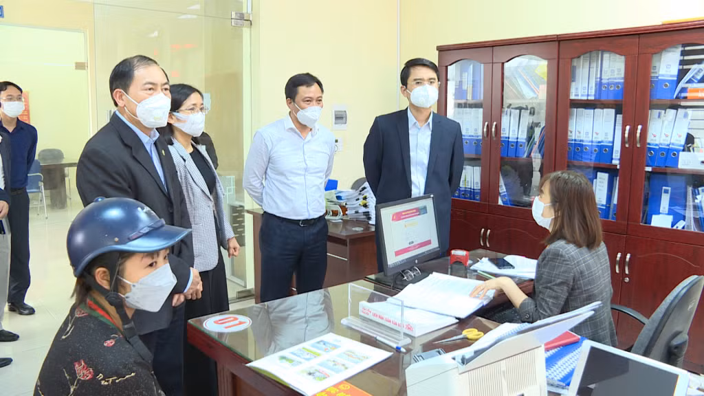 Đồng chí Phạm Văn Thành, Phó Chủ tịch UBND tỉnh kiểm tra hoạt động tại bộ phận tiếp nhận và trả kết quả xã Thống Nhất, TP Hạ Long.