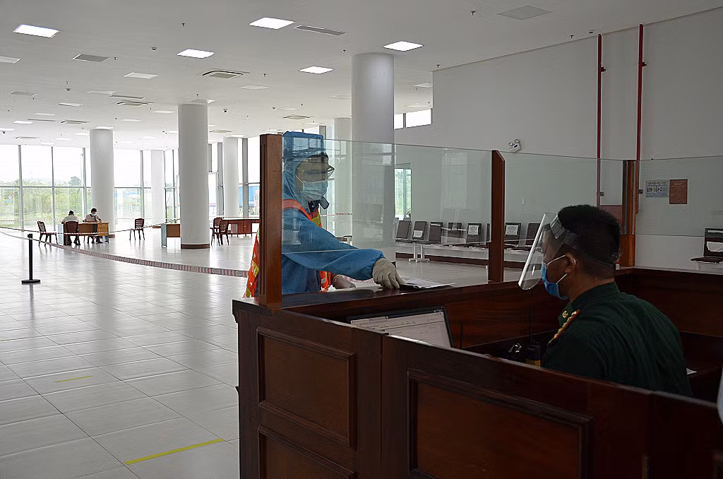 CBCS Đồn BPCKQT Móng Cái giải quyết thủ tục xuất nhập cảnh, xuất nhập khẩu cho người dân, doanh nghiệp.