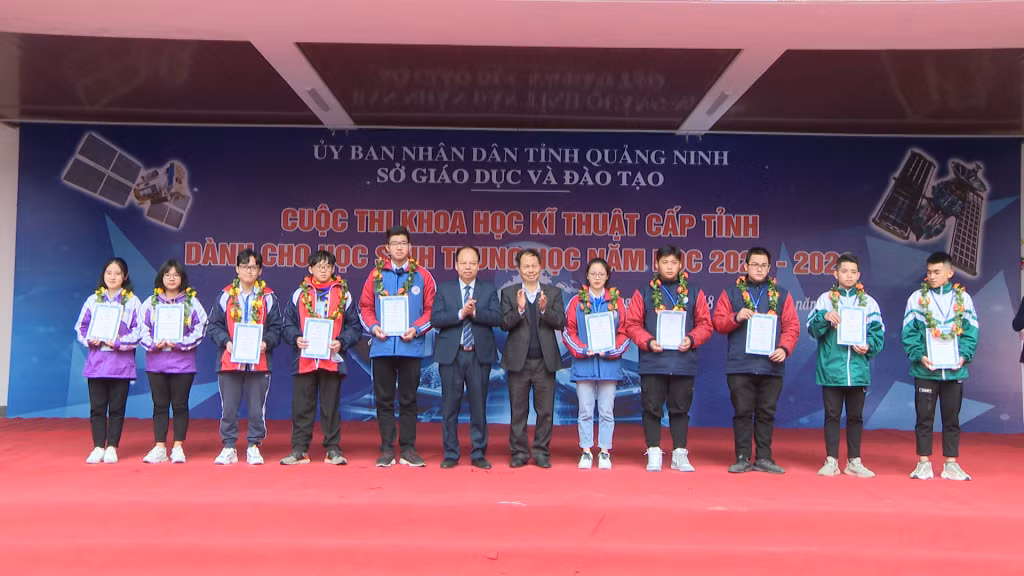 Nhiều sân chơi cho các tài năng trẻ thể hiện đam mê khoa học đã được các sở, ngành tổ chức.(Trong ảnh: Sở GD&amp;ĐT trao giải Cuộc thi KHKT cấp tỉnh dành cho học sinh trung học, năm học 2020-2021).