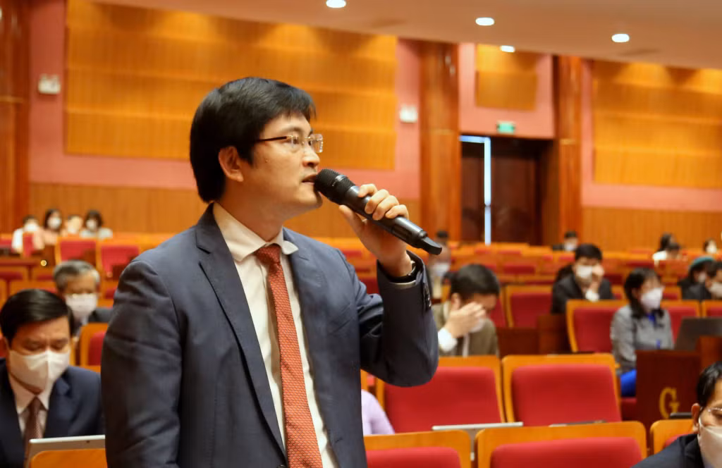 Giám đốc Sở Y tế tỉnh Nguyễn Trọng Diện trực tiếp báo cáo, giải trình, làm rõ các vấn đề đại biểu HĐND tỉnh nêu liên quan đến ngành Y tế.