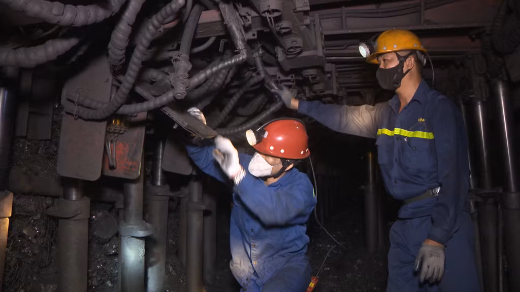 Cán bộ, đảng viên Công ty Than Uông Bí luôn phát huy vai trò tiên phong, gương mẫu trong thực hiện các khâu đột phá của đơn vị.