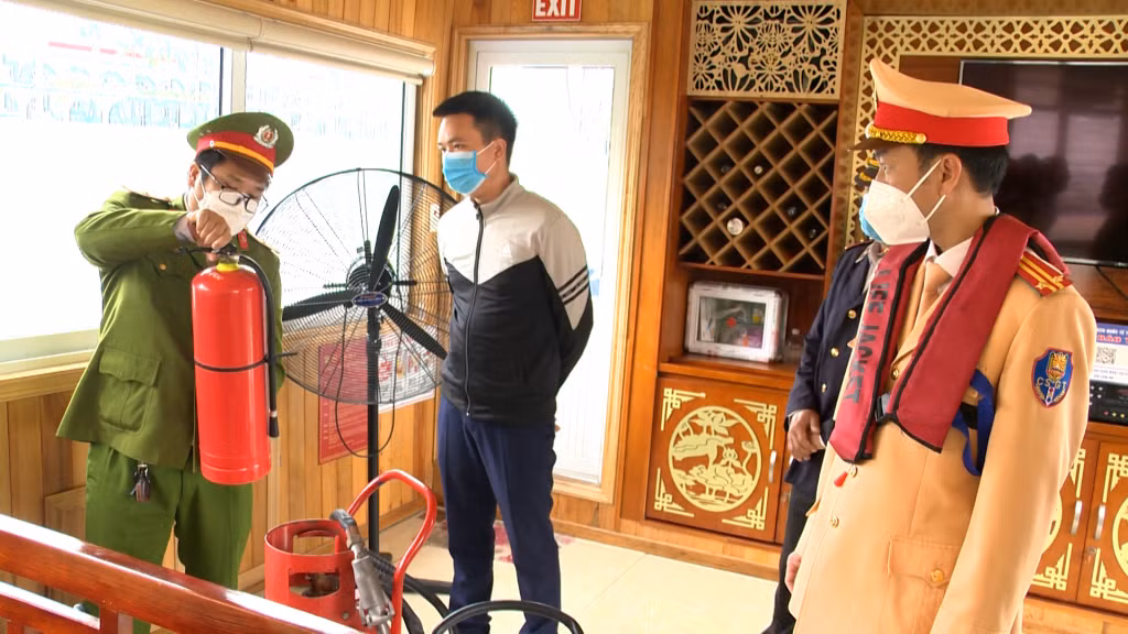 Lực lượng chức năng kiểm tra trang thiết bị an toàn trên tàu du lịch chở khách tham quan vịnh Hạ Long.