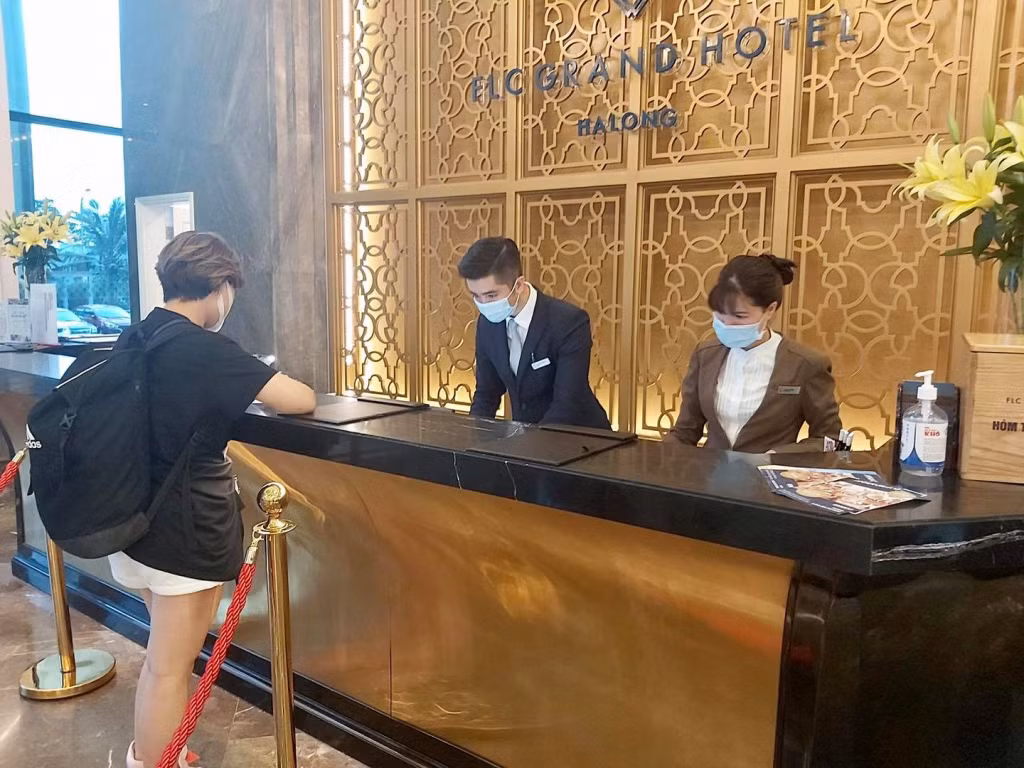 Du khách làm thủ tục nhận phòng tại khách sạn FLC Hạ Long. 