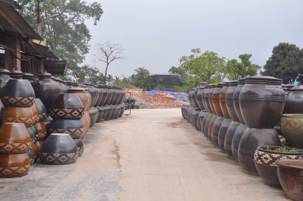 Sản phẩm gốm truyền thống Đông Triều chủ yếu là sản phẩm to, nung nặng lửa bền, chắc.