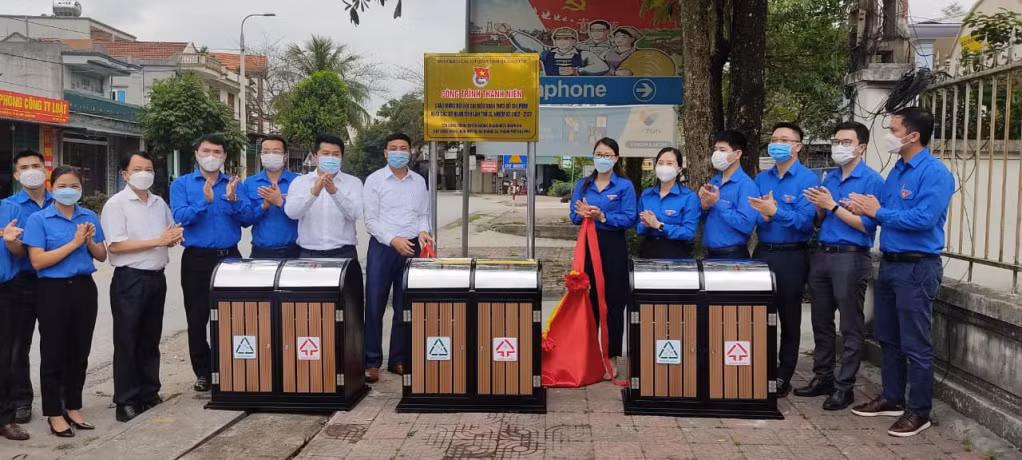 Đoàn Khối cơ quan tỉnh hỗ trợ 30 thùng rác gỗ đôi ngoài trời tại tuyến đường Thanh niên tham gia xây dựng NTM nâng cao xã Quảng La, TP Hạ Long.