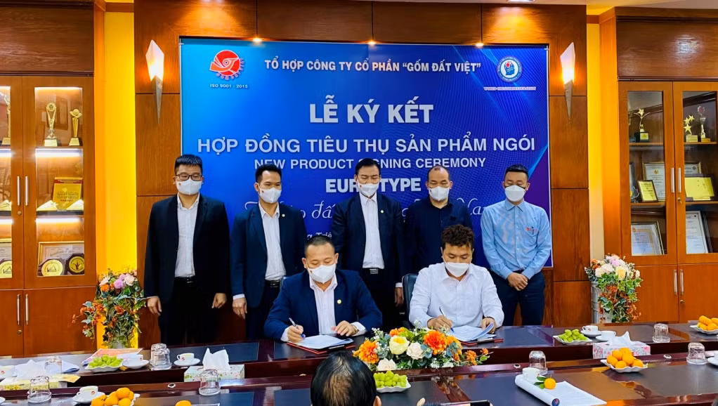 Lễ ký kết hợp đồng tiêu thụ sản phẩm ngói lợp Euro Type của Tổ hợp Công ty cổ phần Gốm Đất Việt.
