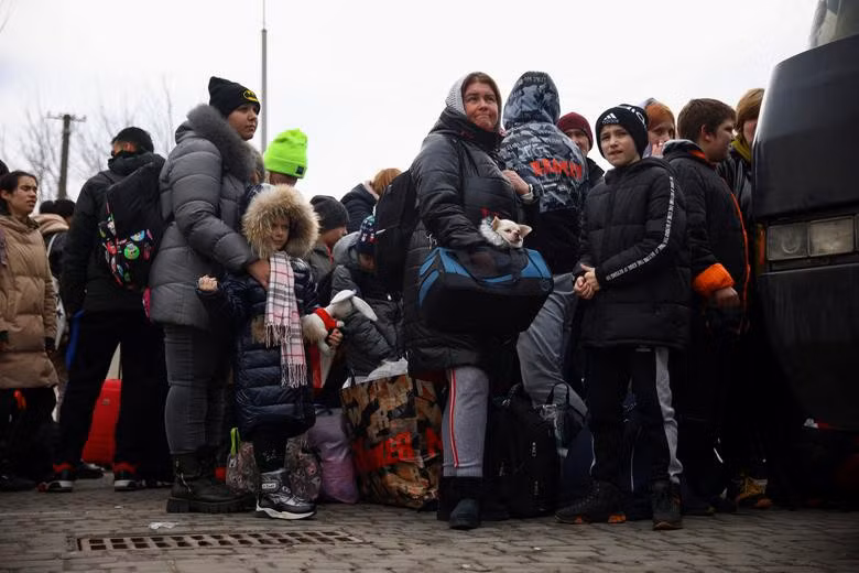 Người dân Ukraine sơ tán sang nước láng giềng Ba Lan do cuộc xung đột với Nga. Ảnh: Reuters