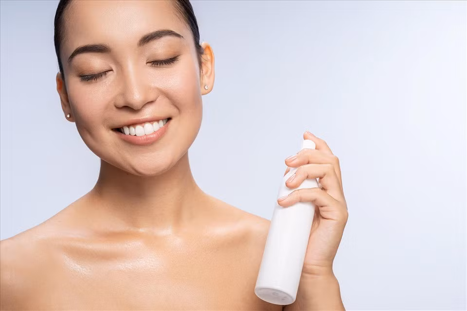 Một số mẹo giúp chị em sử dụng lọ xịt khoáng đạt hiệu quả một cách tối đa nhất. Ảnh: Xinhua