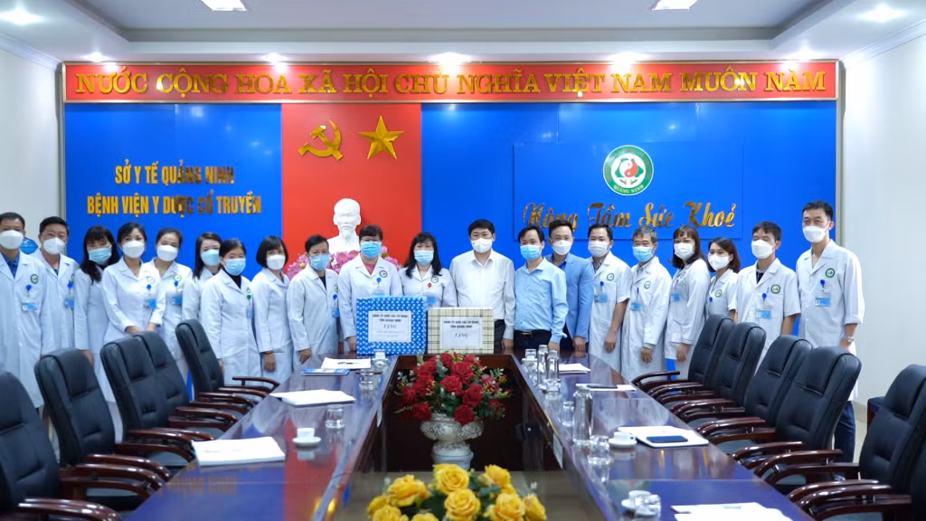 Đảng ủy Khối các cơ quan tỉnh đến thăm và trao tặng vật tư y tế cho Bệnh viện Y dược cổ truyền Quảng Ninh.