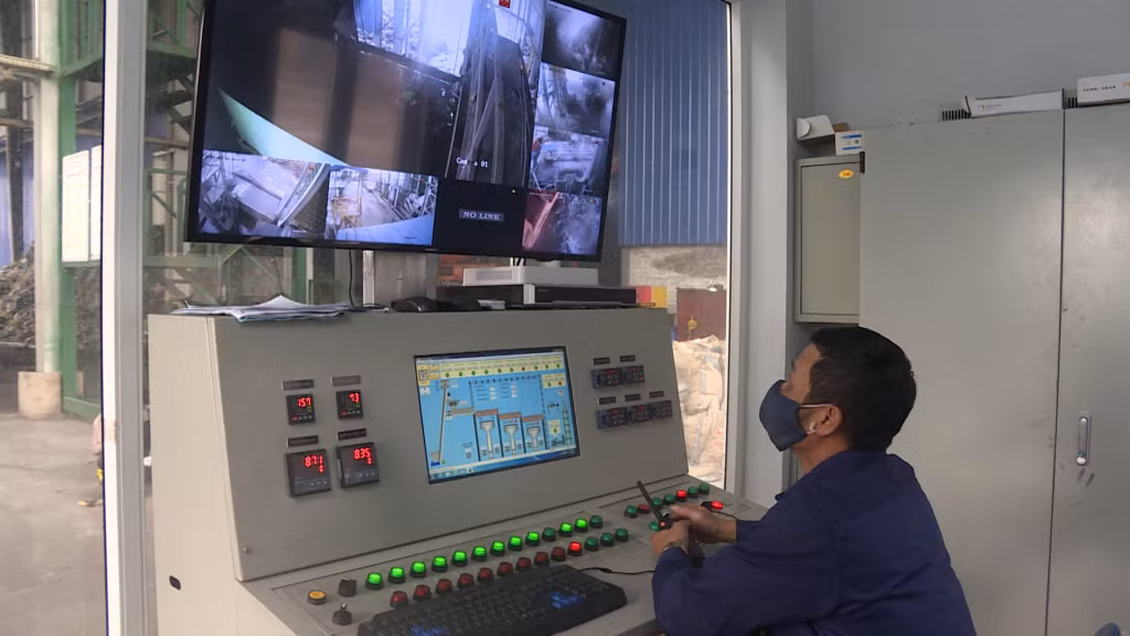 Công nhân vận hành hệ thống xử lý rác thải tại Nhà máy xử lý rác Tràng Lương (TX Đông Triều) của Công ty TNHH Viễn Đông.
