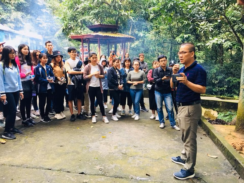 PGS.TS Phạm Hồng Long (ngoài cùng bên phải) hướng dẫn sinh viên thực tập.