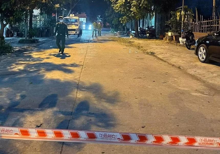 Cảnh sát phong tỏa khu vực quanh hiện trường vụ án. Ảnh: Ninh Bình 24h.