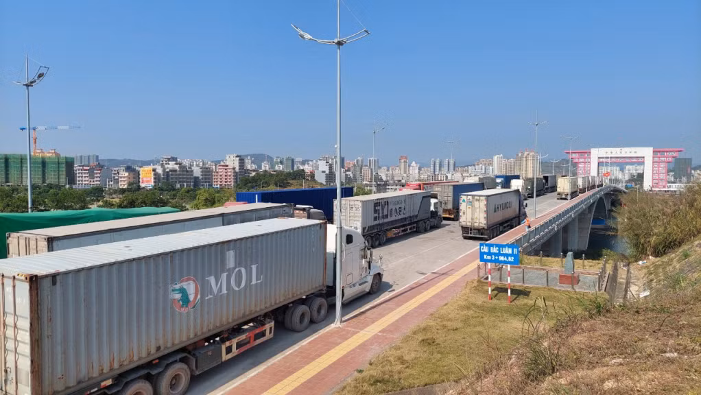 Xuất khẩu hàng hóa qua cửa khẩu Cầu Bắc Luân 2 (TP Móng Cái) Phương tiện vận chuyển hàng hóa xuất khẩu thông qua Cửa khẩu cầu Bắc Luân II (TP Móng Cái)