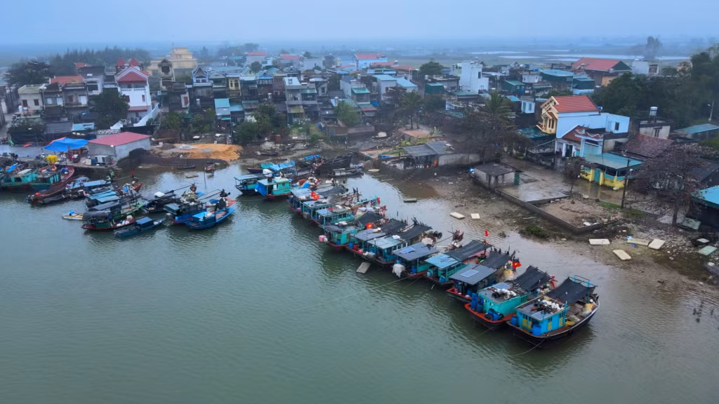 Tàu, thuyền neo đậu tại Cảng Đầm Buôn (huyện Đầm Hà).