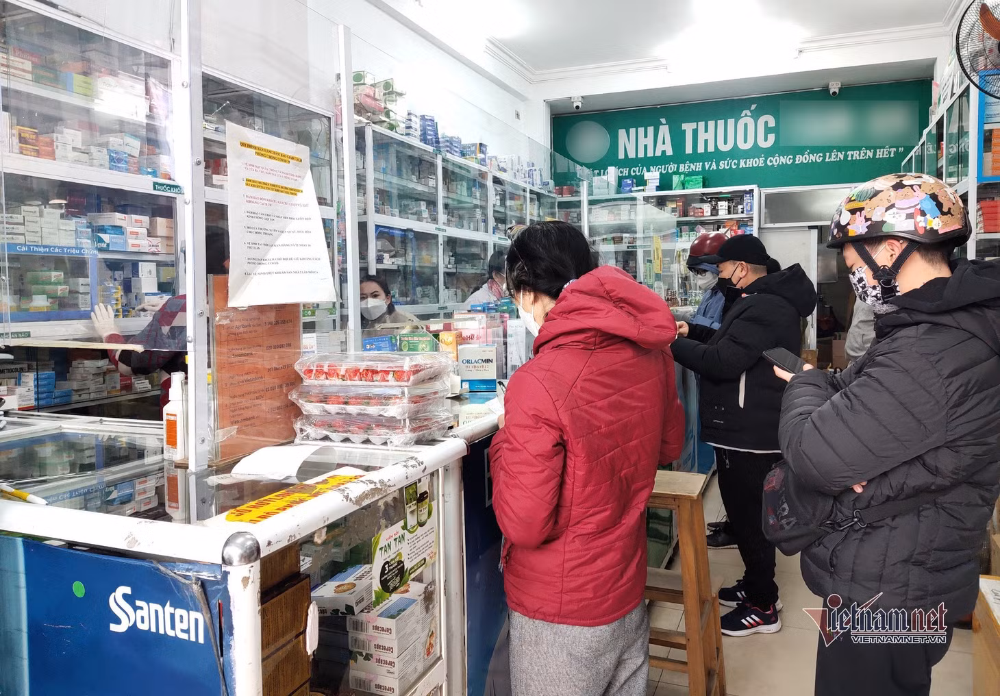 Người dân Hà Nội xếp hàng mua thuốc điều trị Covid-19 tại một hiệu thuốc - Ảnh: M.Thúy