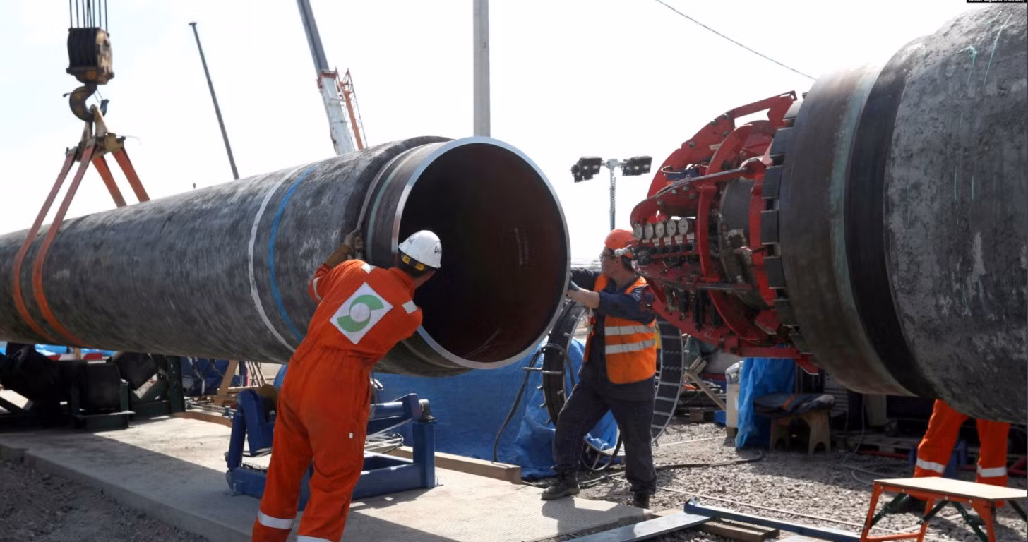 Châu Âu hiện vẫn đang phải nhập khẩu lượng lớn dầu và khí đốt từ Nga. Ảnh: RT