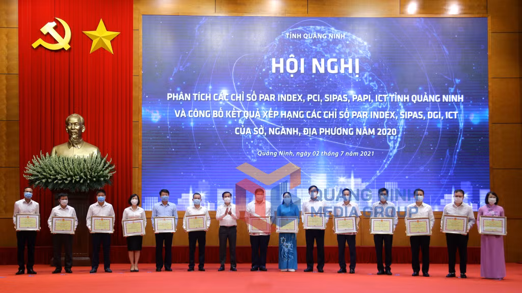 Nhiều tập thể, cá nhân có thành tích trong triển khai, thực hiện Chính quyền điện tử cấp sở, cấp huyện và cấp xã năm 2020 được tuyên dương, khen thưởng (7-2021). Ảnh: Minh Hà