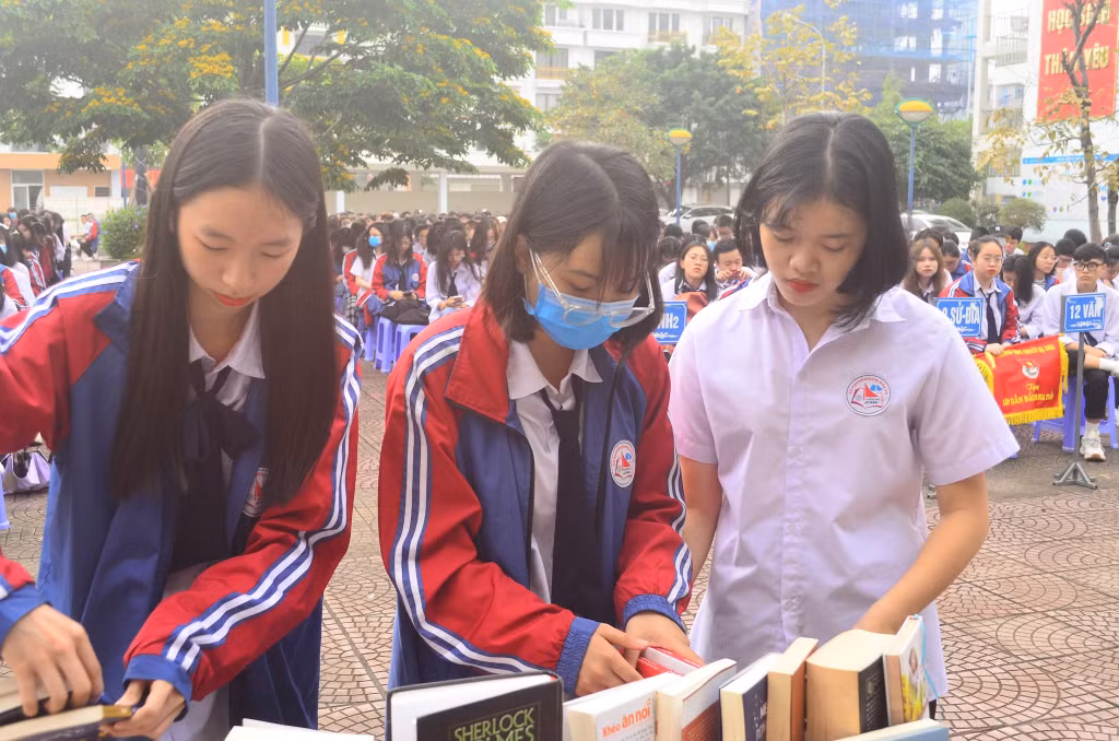Nhiều học sinh Trường THPT Chuyên Hạ Long chăm chỉ đọc sách và yêu văn chương.