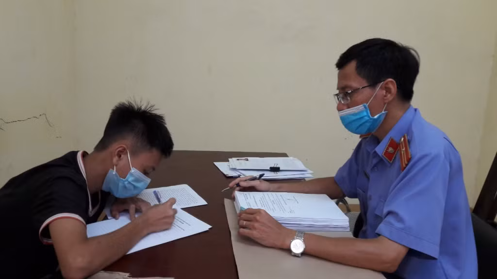 Kiểm sát viên VKSND TP Cẩm Phả hỏi cung bị can trong vụ án