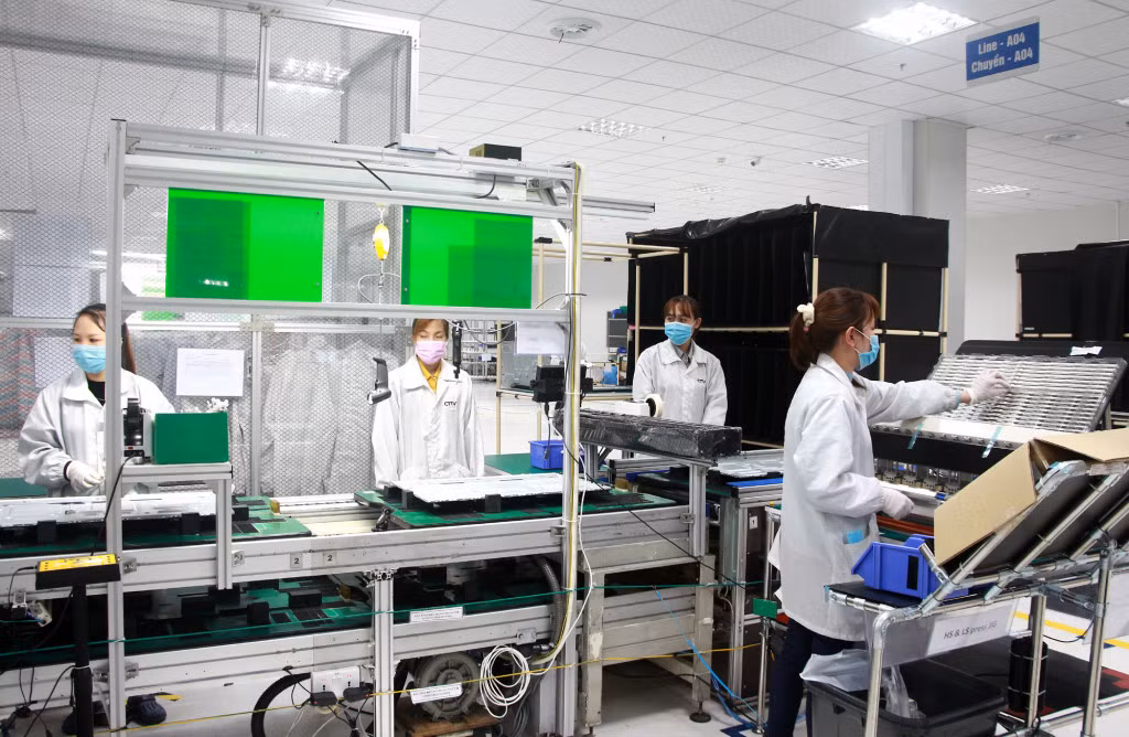 Nhu cầu tuyển dụng lao động vào làm việc tại các KCN trên địa bàn tỉnh đang rất lớn. Trong ảnh: Công nhân sản xuất thiết bị điện tử tại Nhà máy S-Việt Nam của Tập đoàn Foxconn tại KCN Đông Mai.