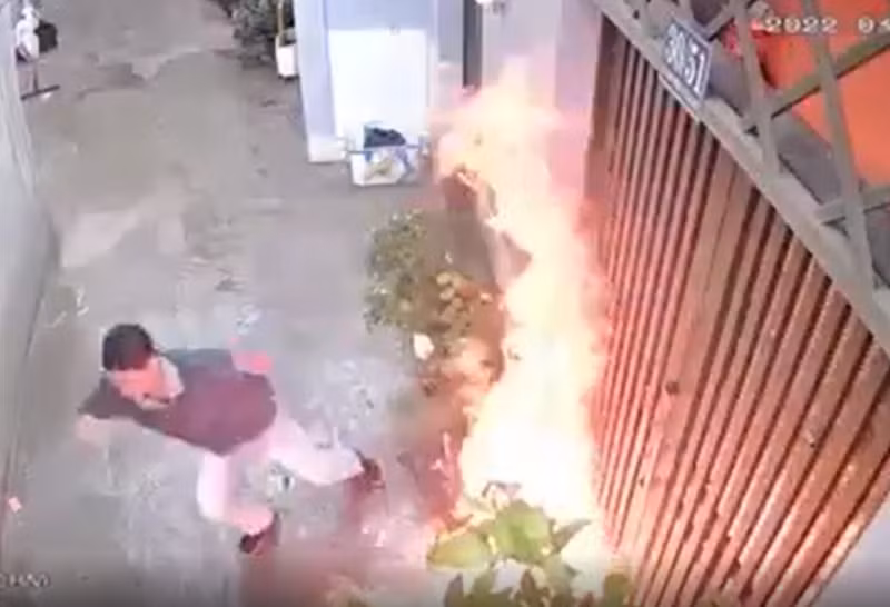 Sau khi châm lửa đốt, đối tượng lên xe rời khỏi hiện trường.