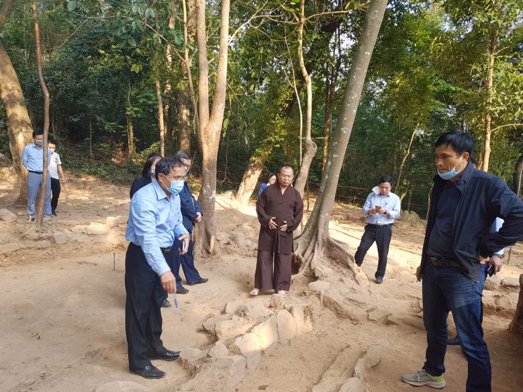 Một số di vật (ảnh trên) và dấu vết kiến trúc cổ (ảnh dưới) phát hiện được qua khảo cổ tại chùa Thanh Mai (Hải Dương). Ảnh: Bùi Thị Giang (Sở VH-TT Quảng Ninh)