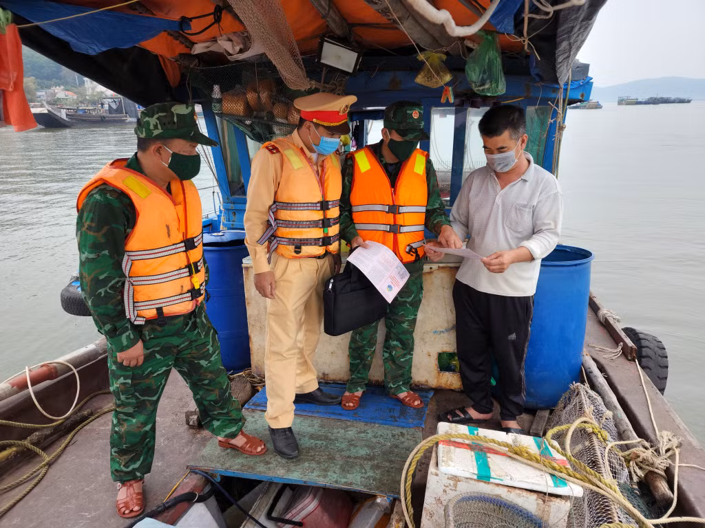 Lực lượng chức năng tuyên truyền Luật Giao thông đường thủy nội địa cho chủ tàu, thuyền đánh bắt cá trú đỗ khu vực lân cận bến.