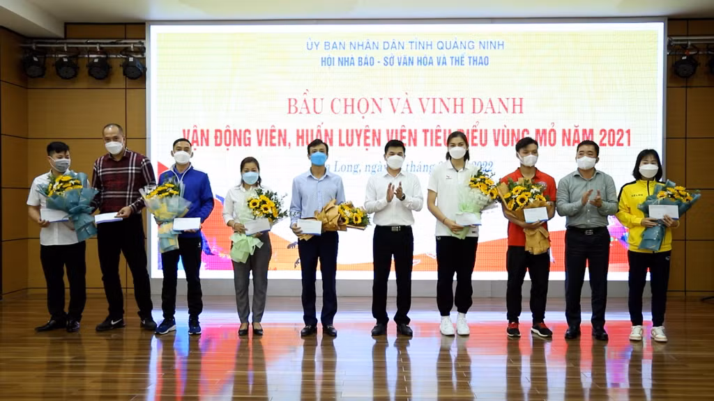 Nhân dịp này, Sở VH-TT cũng khen thưởng cho các VĐV, HLV tiêu biểu vùng Mỏ 2021.