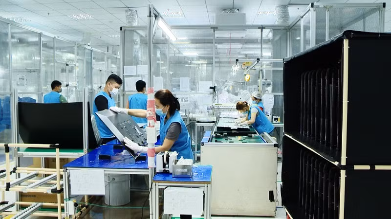 Sản xuất thiết bị điện tử tại Nhà máy S-Việt Nam của Tập đoàn Foxconn tại KCN Đông Mai (TX Quảng Yên).