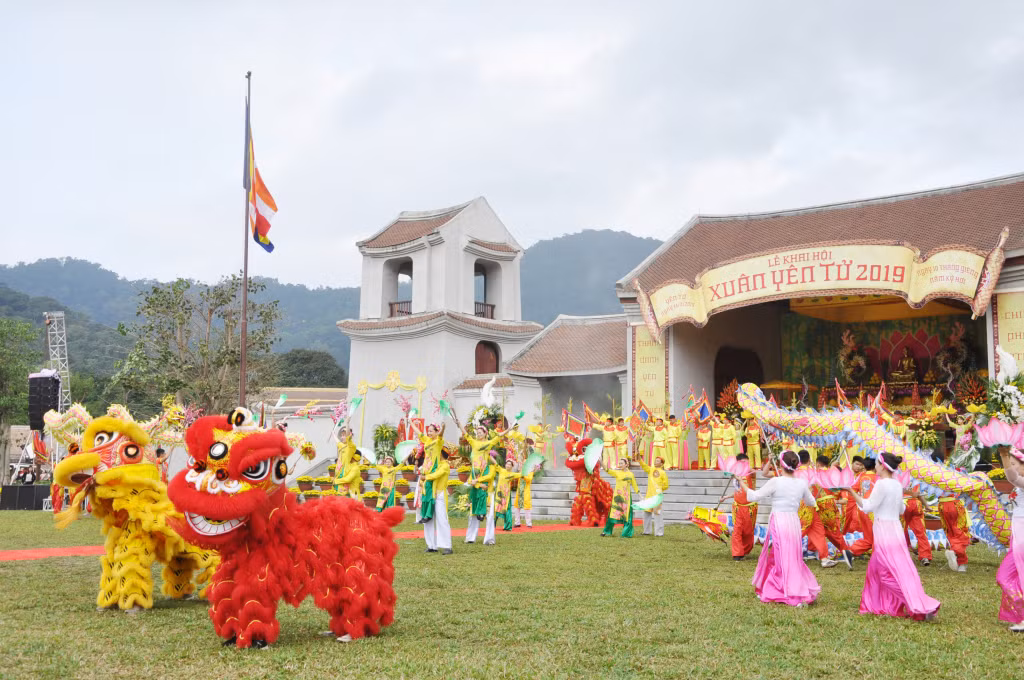 Lễ hội xuân Yên Tử là lễ hội truyền thống lớn ở nước ta, kéo dài trong 3 tháng mùa xuân.