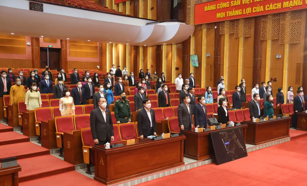 Các đại biểu cử hành nghi lễ chào cờ, bế mạc Kỳ họp thứ 7, HĐND tỉnh khóa XIV.