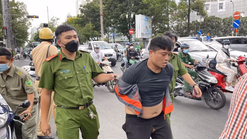 Đối tượng Lợi bị tổ CSGT khống chế trên đường tẩu thoát.