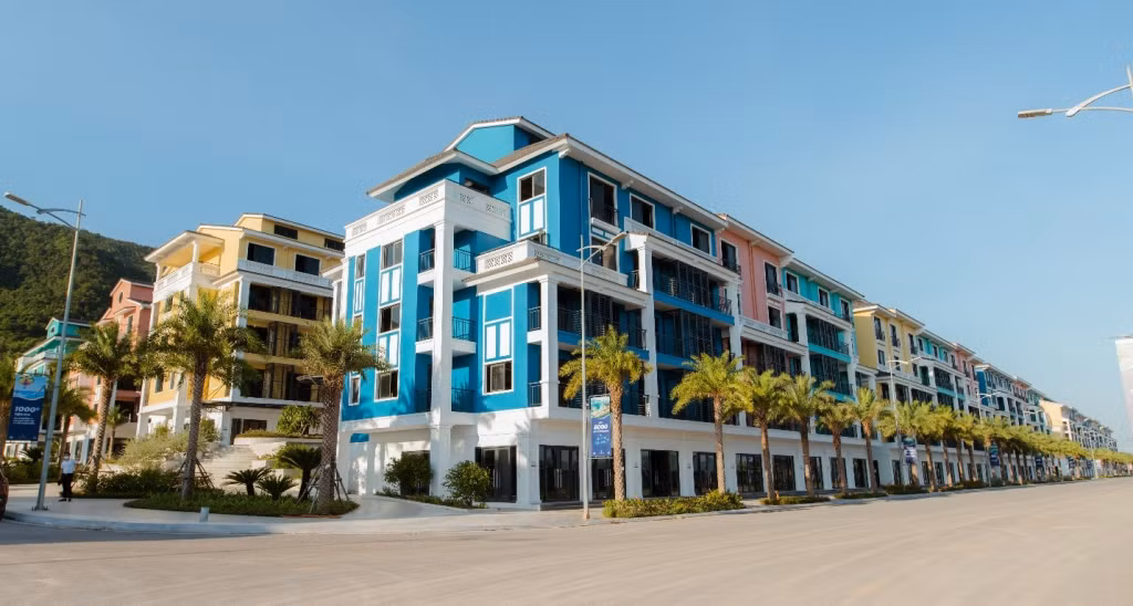Sự xuất hiện của Singapore Shoptel tạo điểm nhấn sôi động bên bờ vịnh Bái Tử Long.