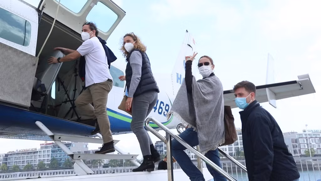 Du khách hào hứng trải nghiệm bay thuỷ phi cơ ngắm cảnh Vịnh Hạ Long.