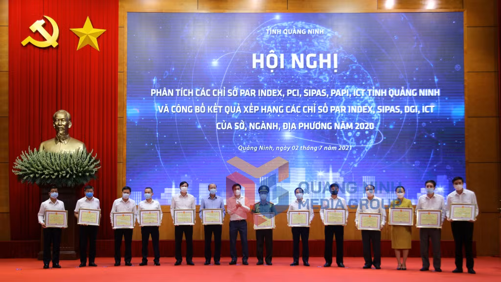 Các tập thể, cá nhân có thành tích xuất sắc góp phần nâng cao các Chỉ số PAR Index, SIPAS, PAPI, ICT Index được nhận Bằng khen của UBND tỉnh (7-2021). Ảnh: Minh Hà